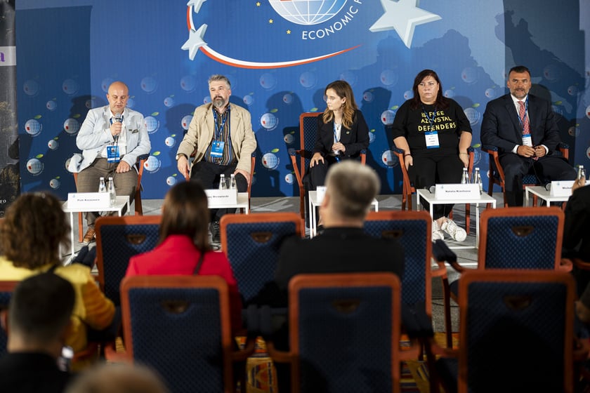 Forum Ekonomiczne w Karpaczu. Dyskusja &bdquo;Rosyjska propaganda i dezinformacja jako broń w geopolityce&rdquo; zorganizowana przez Biuro Wsp&oacute;łpracy z Zagranicą Urzędu Miejskiego Wrocławia